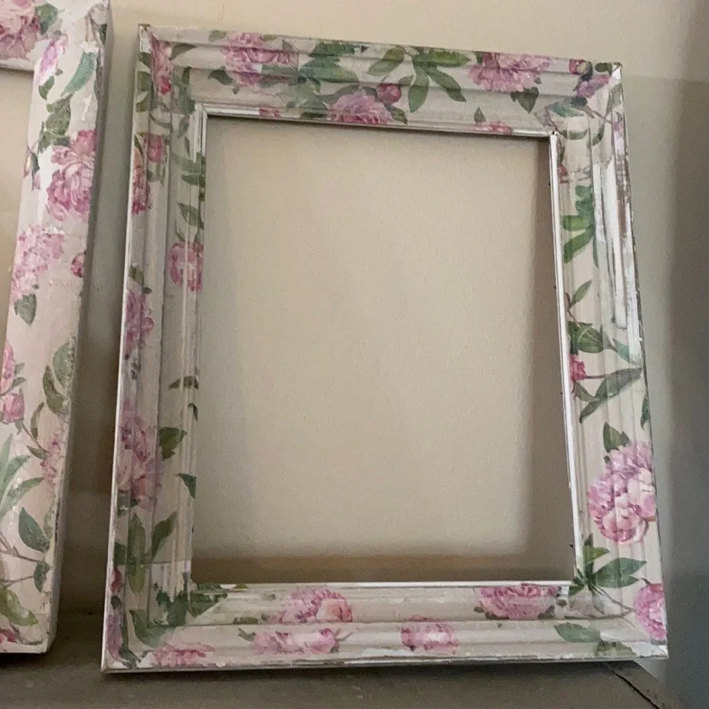 Vintage inspired 2 pink wooden floral frames 🖼 & wooden floral “A”
